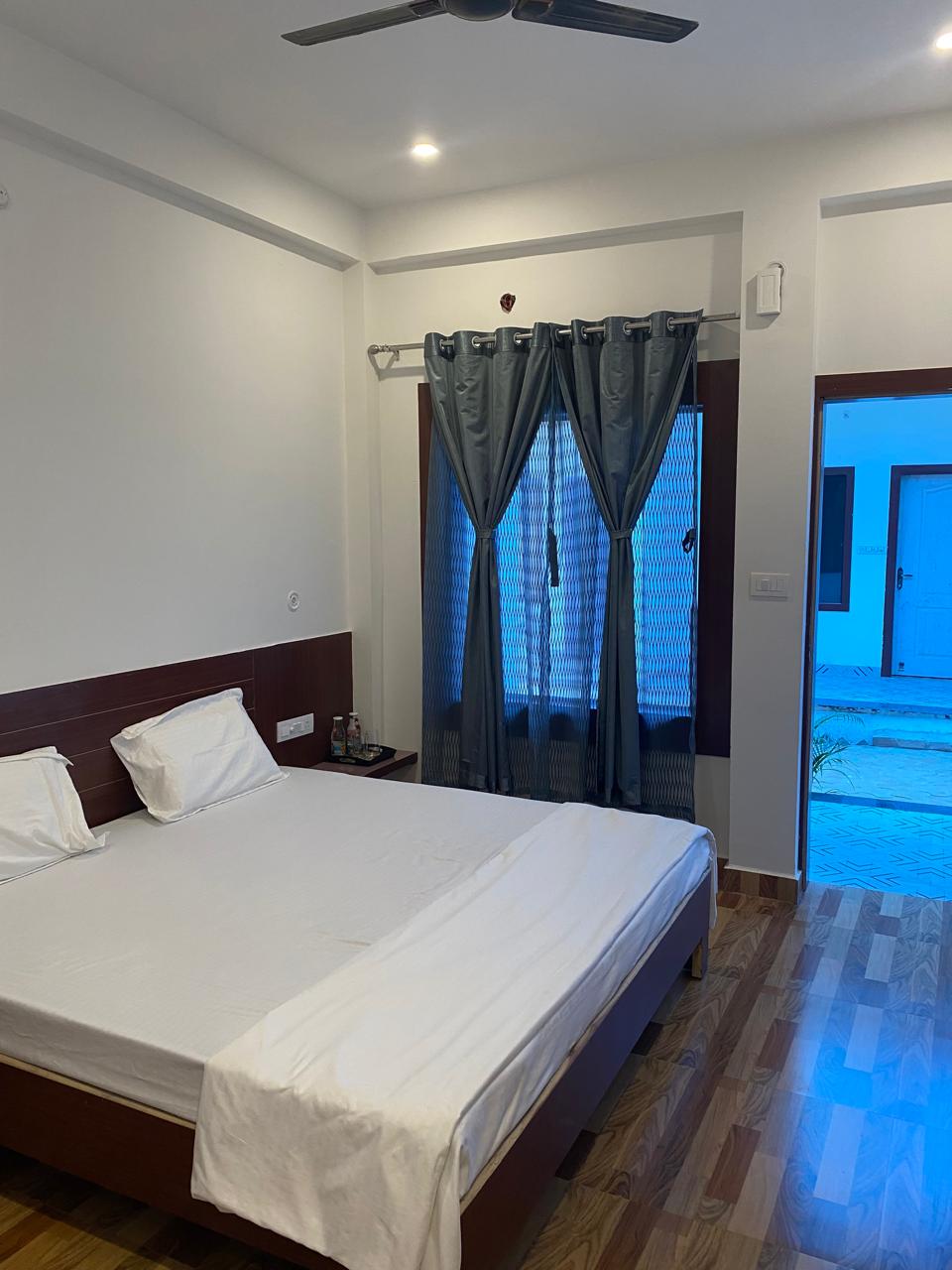 room-image-large